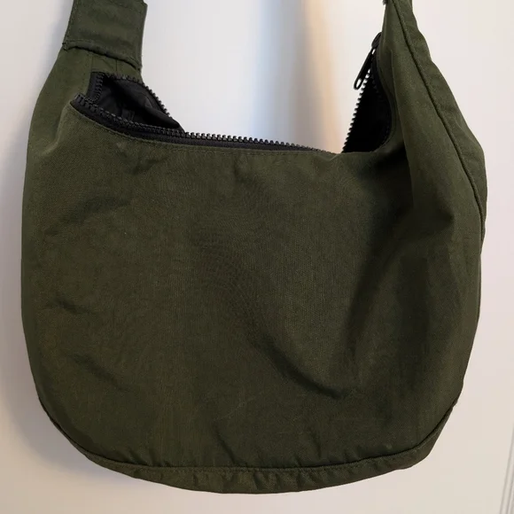 Baggu Medium Nylon Crescent Bag- Bay Laurel - Picture 4 of 4